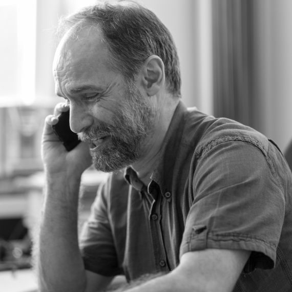 Cyrus-Tahbasian_Sprechstunde Portrait Cyrus Tahbasian | Individuelle Webberatung & -coaching – Online Sprechstunde<br />